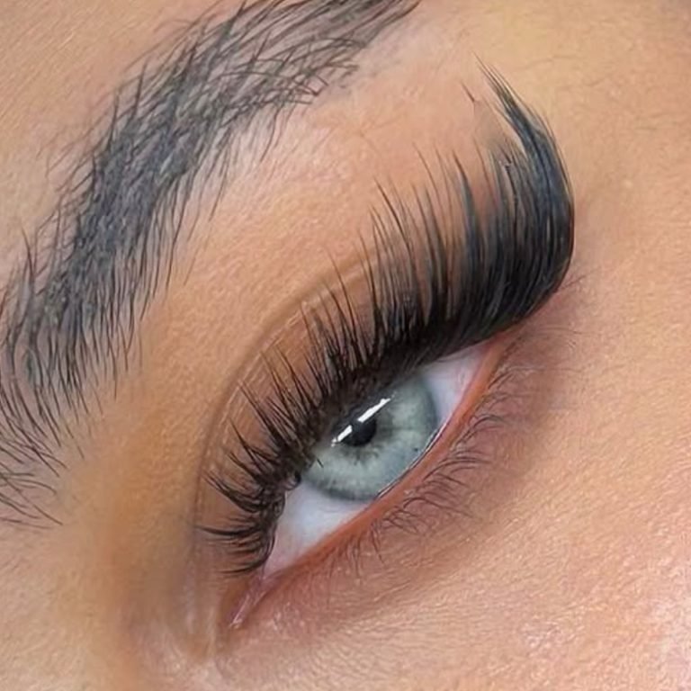 lash-extensions-lory-zyan-beauty-montreal